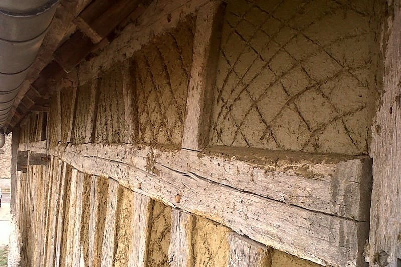 Etalage de terre sur les parois externes